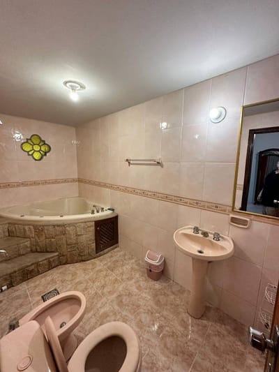 En venta: AMPLIA CASA EN SAN BERNARDINO - CON 5 HABITACIONES