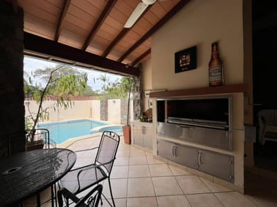 EN VENTA CASA DE 4 DORMITORIOS EN ZONA BARRIO FELICIDAD