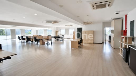 ALQUILO OFICINA CORPORATIVA TOTALMENTE AMOBLADA Y EQUIPADA EN EL EJE CORPORATIVO