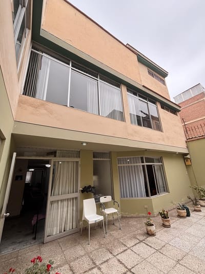 VENDO CASA DE 302M2 FRENTE A PARQUE EN LAS BEGONIAS / SAN BORJA $650,000