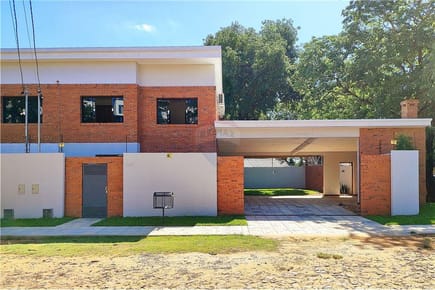 VENDO ESPACIOSA CASA A PASOS DE LA AV. DEL YACHT 