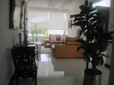 VENDO CASA DE UNA PLANTA EN COLINAS DEL URUBO 2!!!!