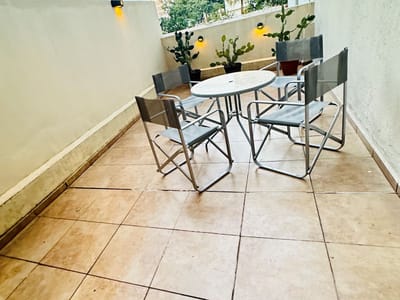 ALQUILER ESTUDIO CON PATIO EXCLUSIVO
