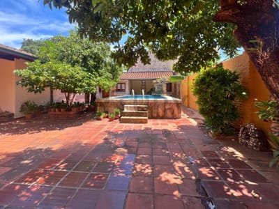 CASA CON EXCELENTE UBICACIÓN EN BARRIO LOS LAURELES