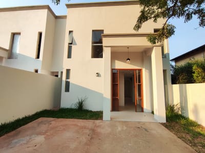 EN VENTA. DUPLEX ESTILO TOSCANO - LUQUE 