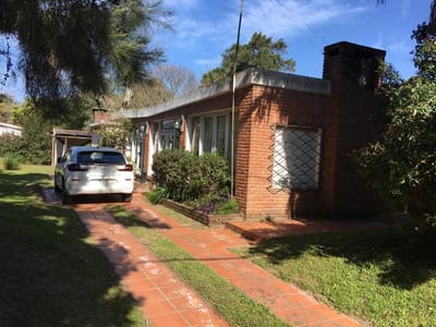 Venta Casa De 4 Dormitorios En La Floresta .-