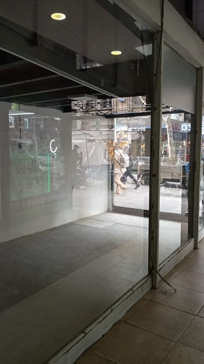 Excelente local sobre 18 de Julio en Galería