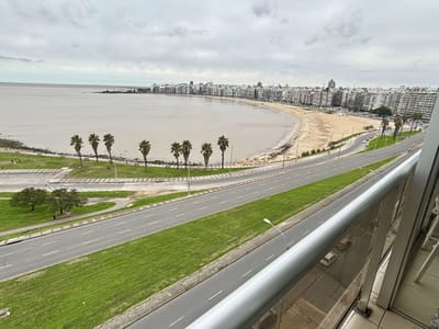 EN ALQUILER - APTO. FRENTE A KIBÓN – VISTA AL MAR – 2 DORM + GARAGE - SIN MUEBLES