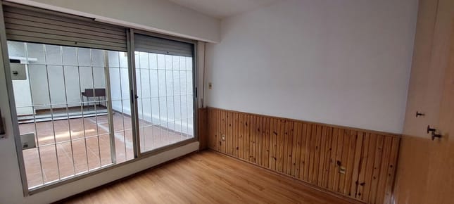 Apartamento de 1 dormitorio con amplio patio, cerca de Facultades