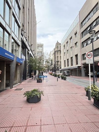 ALQUILO Oficina en edificio emblemático – Mejor zona de Ciudad Vieja