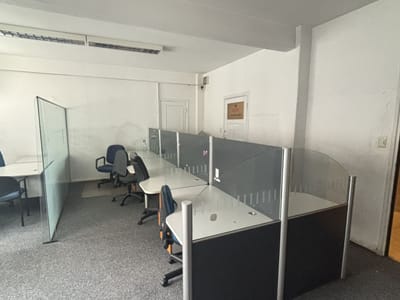 Alquilo oficina totalmente equipada, Calle Rincón, Ciudad Vieja