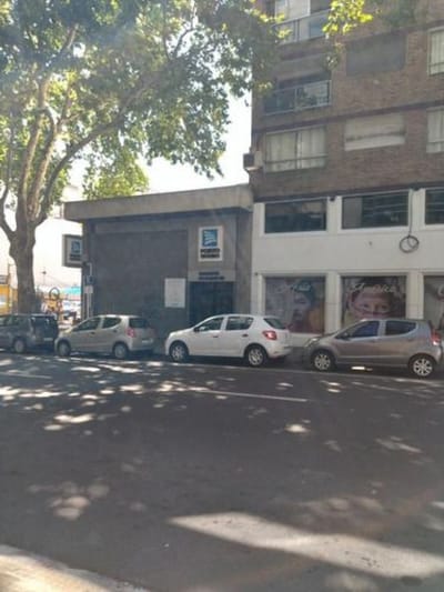 Local Comercial Centro de Montevideo 3 plantas con gran frente