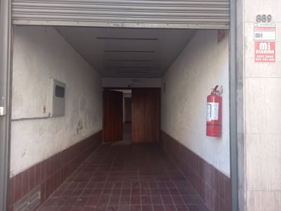 Deposito con entrada para vehículos