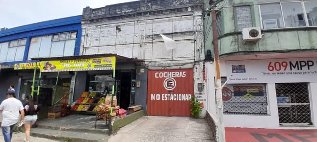 Venta Local Comercial sobre Gral. Flores Cocheras