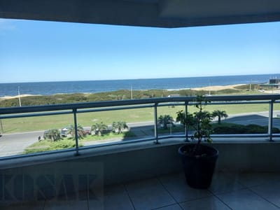 Kosak Punta del Este, Venta apart. Premium frontal al mar, Brava 3 dorm 2 gjes Amenities full