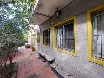 Venta | Casa en esquina con amplio terreno y monoambiente independiente