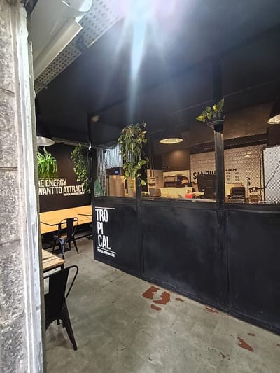 Excelente local próximo al Teatro Solis
