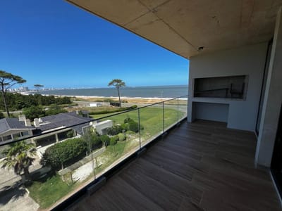 VENTA APARTAMENTO 3 DORMITORIOS EN MANSA BAY – PRIMERA LÍNEA AL MAR, TOTALMENE EQUIPADO GRAN TERRAZA