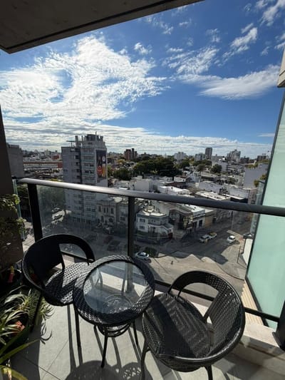 Apartamento 2 Dormitorios en Venta en Tres Cruces con Garage | Piso Alto y Amenities