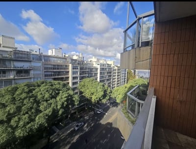 EN VENTA CON RENTA - Pocitos sobre Av. Brasil | Piso alto | 2 Dormitorios | Balcón | Vista Despejada