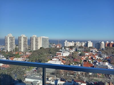 Monoambiente en piso alto próximo a Montevideo Shopping, con espectacular vista al mar