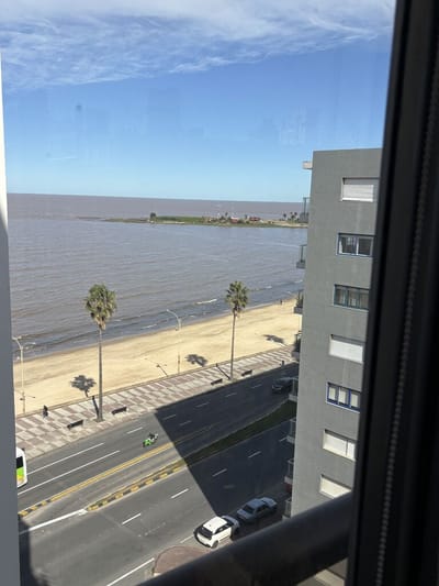 APARTAMENTO CON VISTA AL MAR EN POCITOS – 3 DORMITORIOS + SERVICIO – PARRILLERO – GARAGE DOBLE