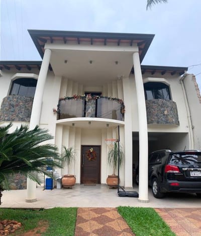 Casa 3 dormitorios con piscina 350 m2 - Villa Morra
