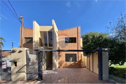 VENDO DUPLEX CON PATIO A PASOS DEL COLEGIO GOETHE