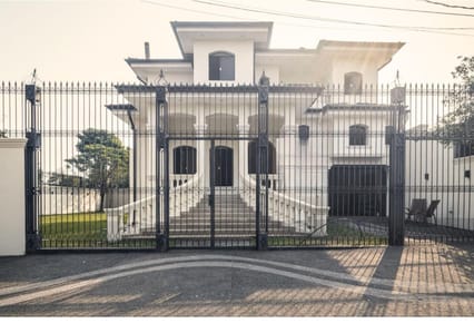 EN VENTA LUJOSA RESIDENCIA EN FERNANDO DE LA MORA ZONA SUR