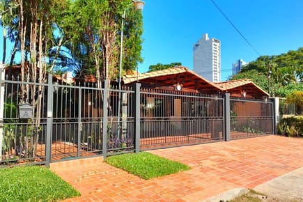 EN ALQUILER-VENTA CASA CON PISCINA - BARRIO MADAME LYNCH 