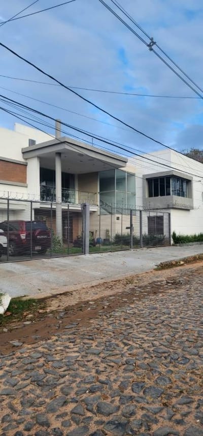 EN VENTA AMPLIA RESIDENCIA FAMILIAR