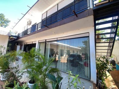 CASA DE DOS PLANTAS + SALÓN COMERCIAL EN VENTA – KM 7 CIUDAD NUEVA