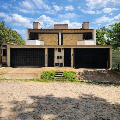 2 duplex juntos a refaccionar, 322 m2, Mburucuya