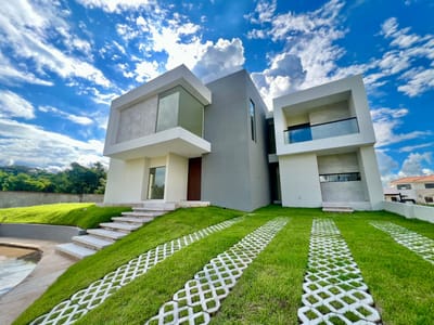 LUJOSA CASA CON 4 SUITES A ESTRENAR!!