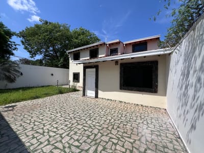 ALQUILO AMPLIA CASA EN ESQUINA – BARRIO SANTA CRUZ, SAN LORENZO