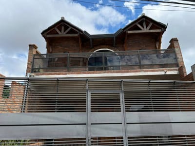EN VENTA – DÚPLEX CON PISCINA A ESTRENAR – FERNANDO DE LA MORA ZONA NORTE
