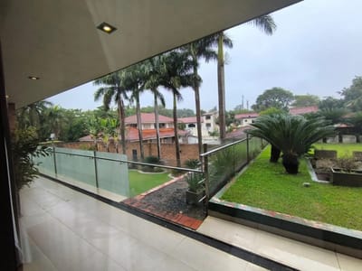 ALQUILO RESIDENCIA EXCLUSIVA DE 3 NIVELES EN EL CORAZÓN DE VILLA MORRA