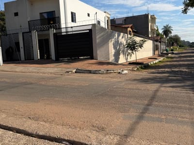 VENDO MODERNA RESIDENCIA EN ESQUINA CON PISCINA EN LAMBARÉ