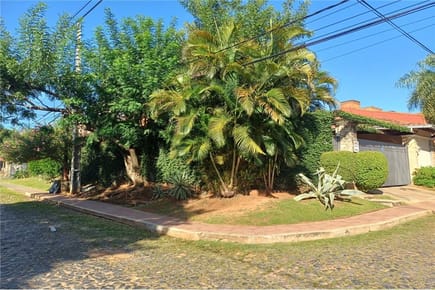 Vendo casa en esquina en Mburucuyá