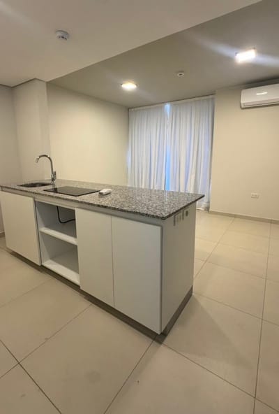 Alquilo departamento de 1 dormitorio, incluye 1 cochera en luque en Insignia 