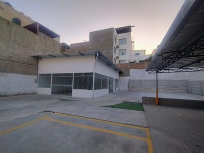 LOCAL EN ALQUILER:DE 400 M2 - URBANIZACION LAGUNAS DEL CHIPE