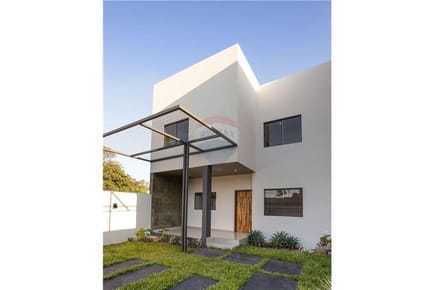 VENDO DUPLEX A ESTRENAR CON PISCINA EN LUQUE