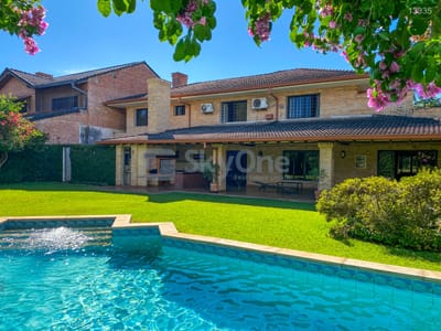 LUJOSA CASA EN LAURELTY LUQUE EN VENTA