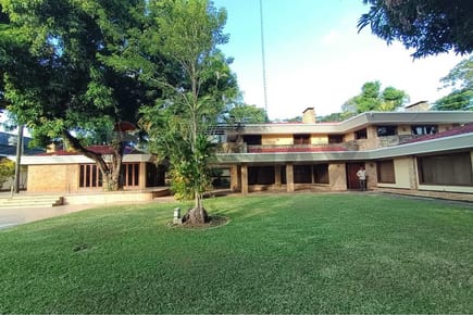 AMPLIA CASA EN VENTA CON TERRENO DE 3.440 m² LAMBARÉ