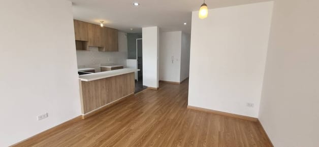 Amplio departamento remodelado con balcón y cochera en Jesús María