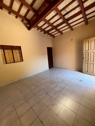 BARRIO LA ENCARNACION “CENTRO”, EN ALQUILER, AMPLÍA CASA PARA OFICINA