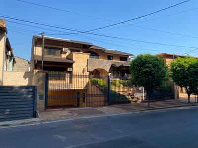 VENDO RESIDENCIA EN BARRIO MBURUCUYA