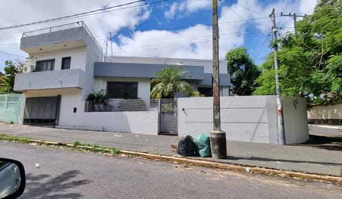 VENDO CASA EN ESQUINA   21,45 X 27,95 EEUU y 6ta