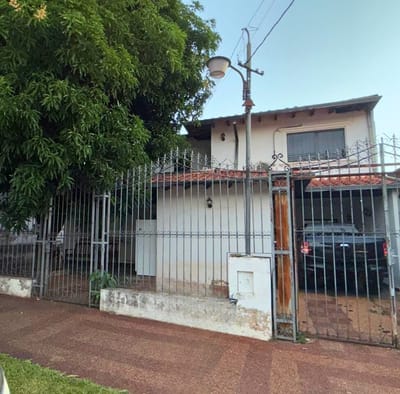 Vendo amplia casa a refaccionar o demoler en Barrio Mburucuya