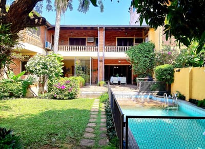 Vendo Casa de 6 habitaciones con Piscina y 5 cocheras en Asunción 